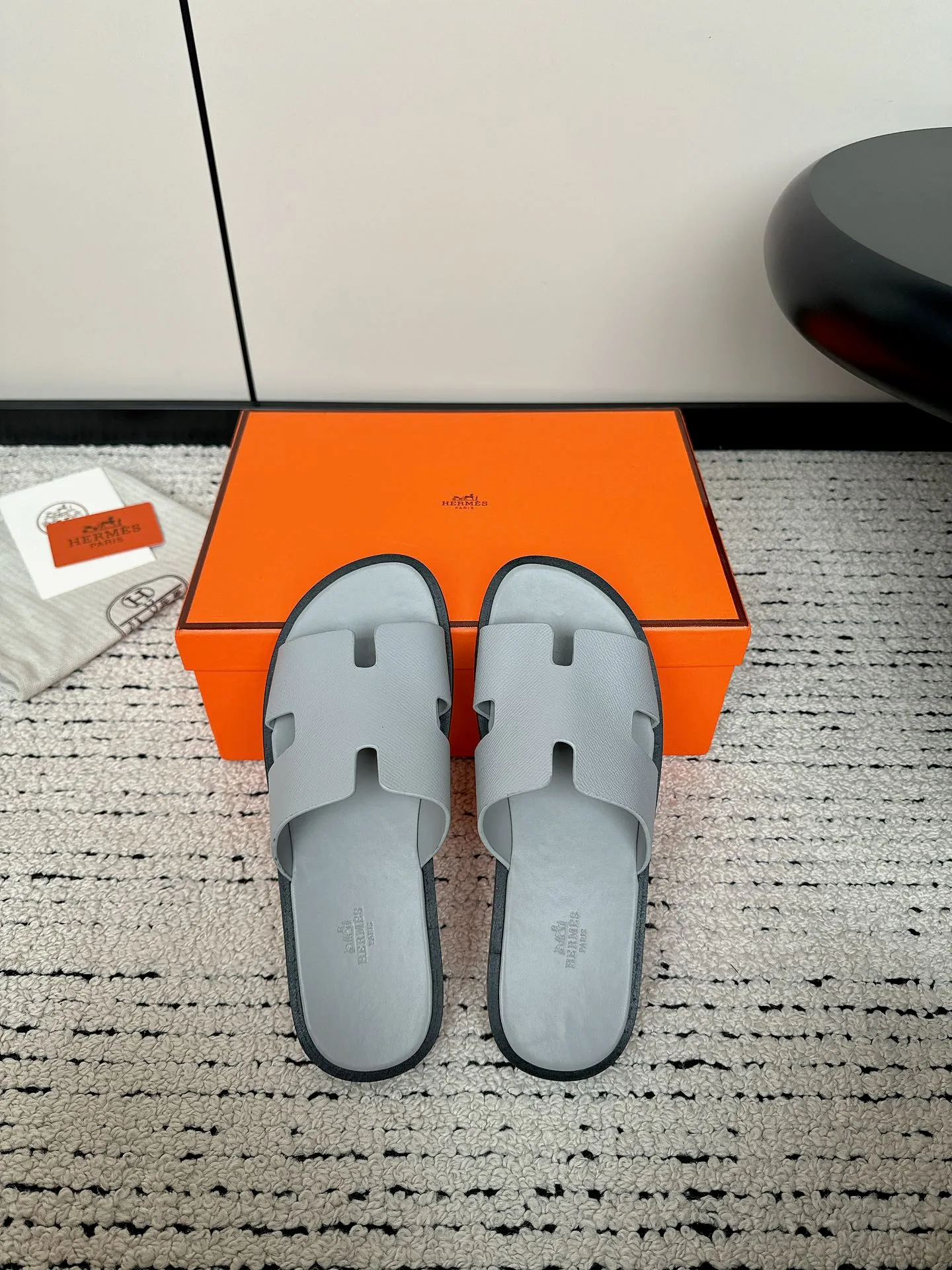 👟👟Ex-factory price 600👟👟 Couple model Hermes Hermès lzmir series Couple model Old uncle shoes Retro Second uncle slippers H slippers Sandals Original purchase and development Made goods Calfskin and suede goatskin sandals, classic "H" shaped upper This shoe is the finishing touch in your wardrobe, fully demonstrating the classic Hermes style. Beautiful packaging at the delivery counter🛍📦 ▪️ Fabric: Original custom imported first-layer cowhide ▪️ Foot pads: Imported cowhide lining ▪️ Sole: Original Italian genuine leather outsole ▪️ Sole thickness: 1CM ▪️ Size: 35-44 (women’s size 40, men’s size 38.45, customized)
